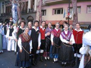 Folklorna skupina Slovenske vasi na prireditvi po ulicah Buenos Airesa