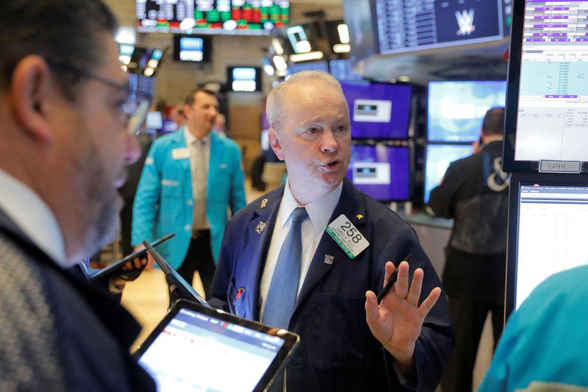 Samo mirno in brez panike! Dow Jones se je v ponedeljek znižal petič zapored, kar se ni zgodilo od avgusta. Njegova vrednost je zdrsnila na 28.535 točk in je bila s tem že nižja kot ob vstopu v leto 2020 (28.538 točk). Toda v torek je spet svetila zelena barva, ki označuje rast, Dow Jones je dan končal pri 28.722 točkah (+0,66 odstotka). Foto: Reuters