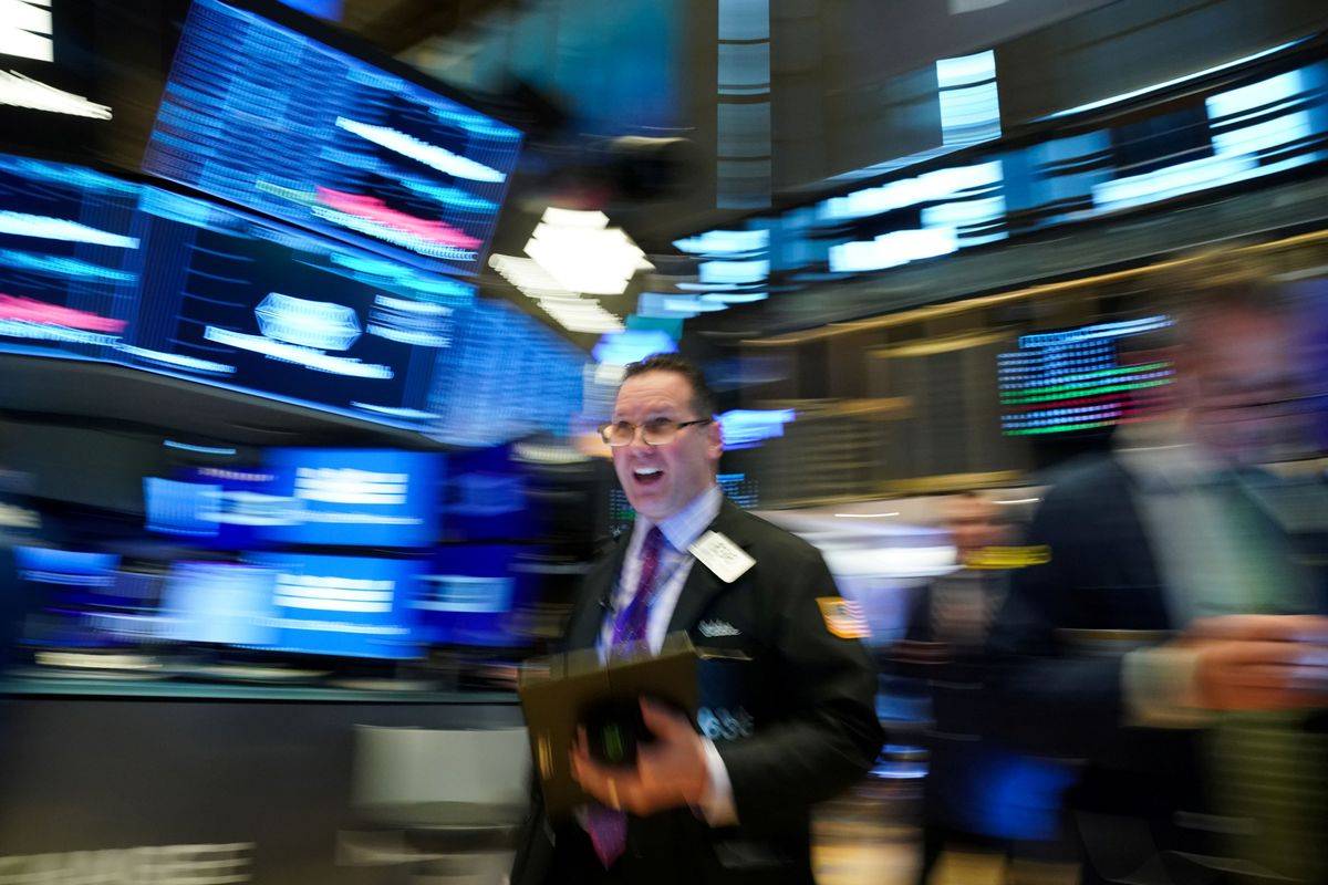 Newyorški delniški indeks Dow Jones se je na tedenski ravni zvišal za tri odstotke in tako nadoknadil izgube s tedna poprej, ko je zdrsnil za 2,5 odstotka. Njegova vrednost je spet višja kot ob vstopu v leto 2020. Spomnimo: lani je Dow Jones poskočil za 22 odstotkov, širši S&P 500 celo za 29 odstotkov. Foto: Reuters