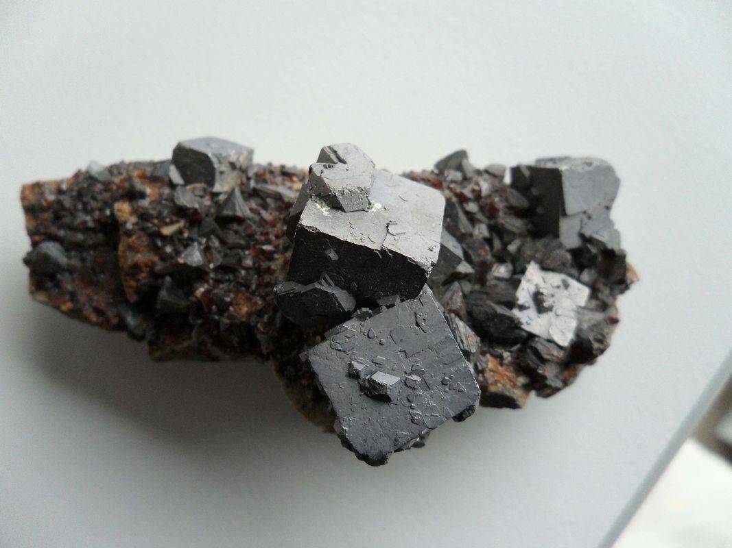 Galenit ali siva ruda, je mineral svinčev sulfid, ki ga med drugimi kopljejo v rudniku svinca in cinka Trepča (fotografija je simbolična). Foto: Pixabay