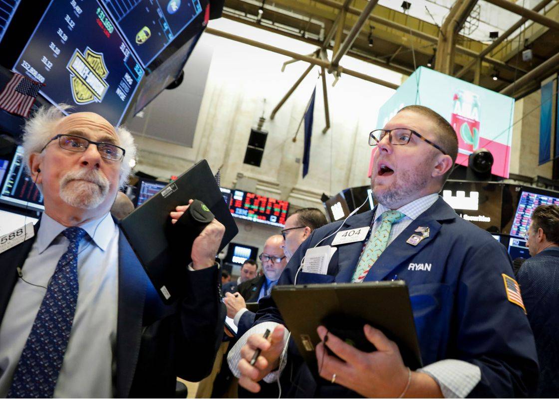Po vedno novih rekordih je na Wall Streetu bliskovito prišla streznitev. V zadnjem tednu je elitni indeks Dow Jones padel kar za 12 odstotkov! Takšnega enotedenskega sesutja ni bilo že od leta 2008. V točkah (3.500 točk) je bil padec rekorden. Foto: Reuters