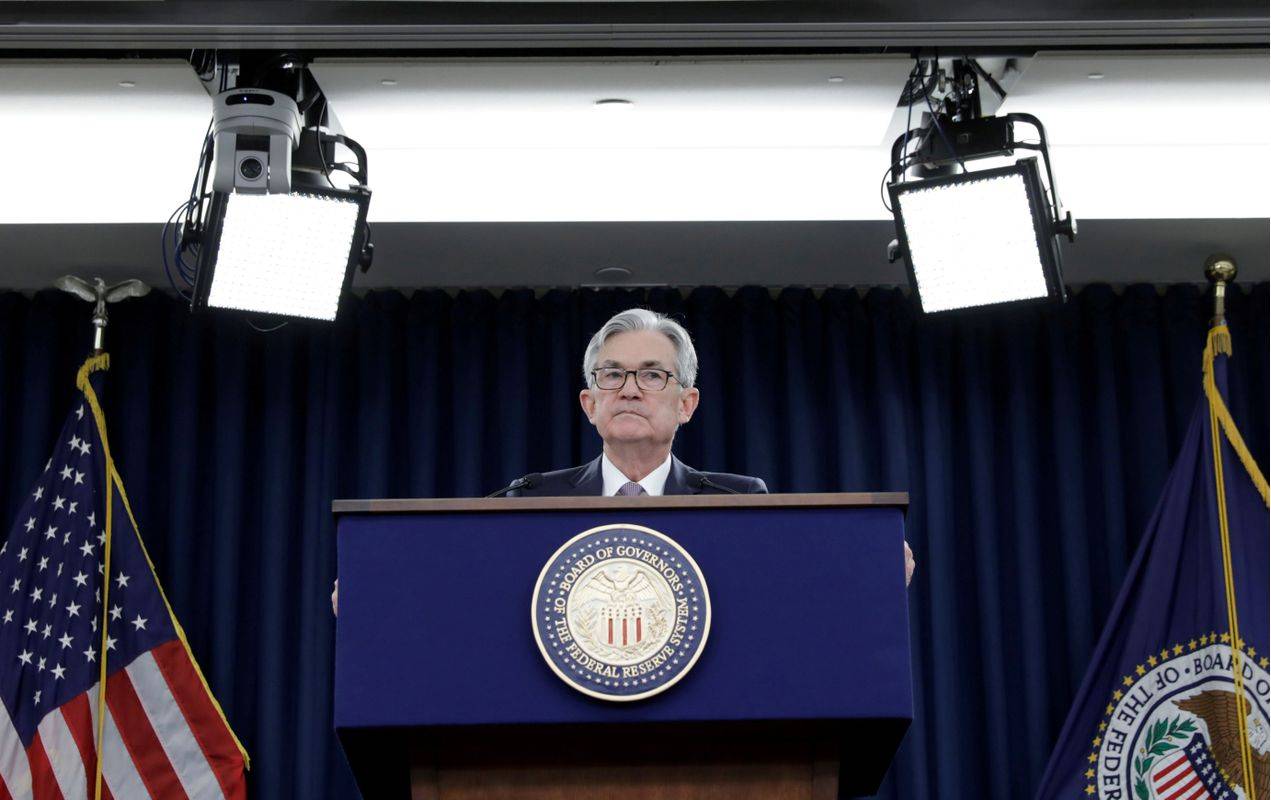 Guverner Zveznih rezerv Jerome Powell je nepričakovano sporočil, da so obresti v ZDA od današnjega dne nižje za pol odstotne točke. Foto: Reuters