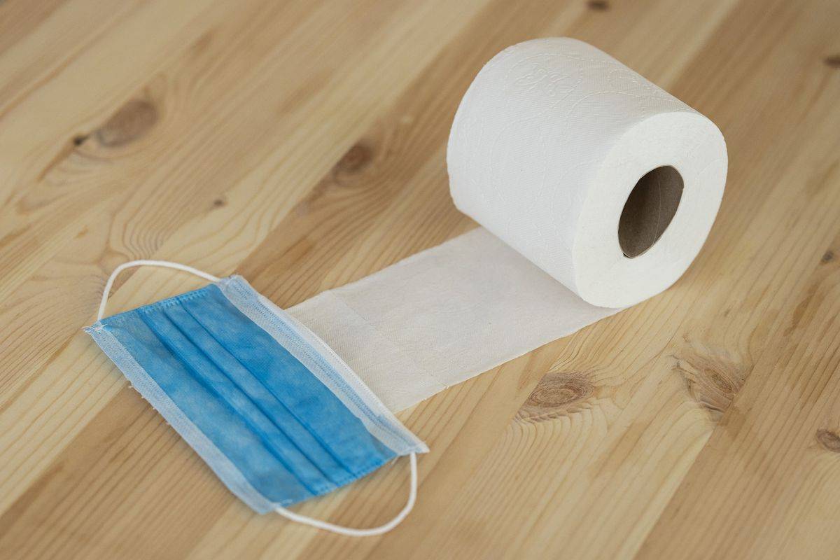V Avstraliji so trgovine nakup toaletnega papirja med epidemijo omejile na en paket. Na javnih straniščih na Japonskem so bili zvitki papirja z verigo pritrjeni na steno. Foto: Pixabay