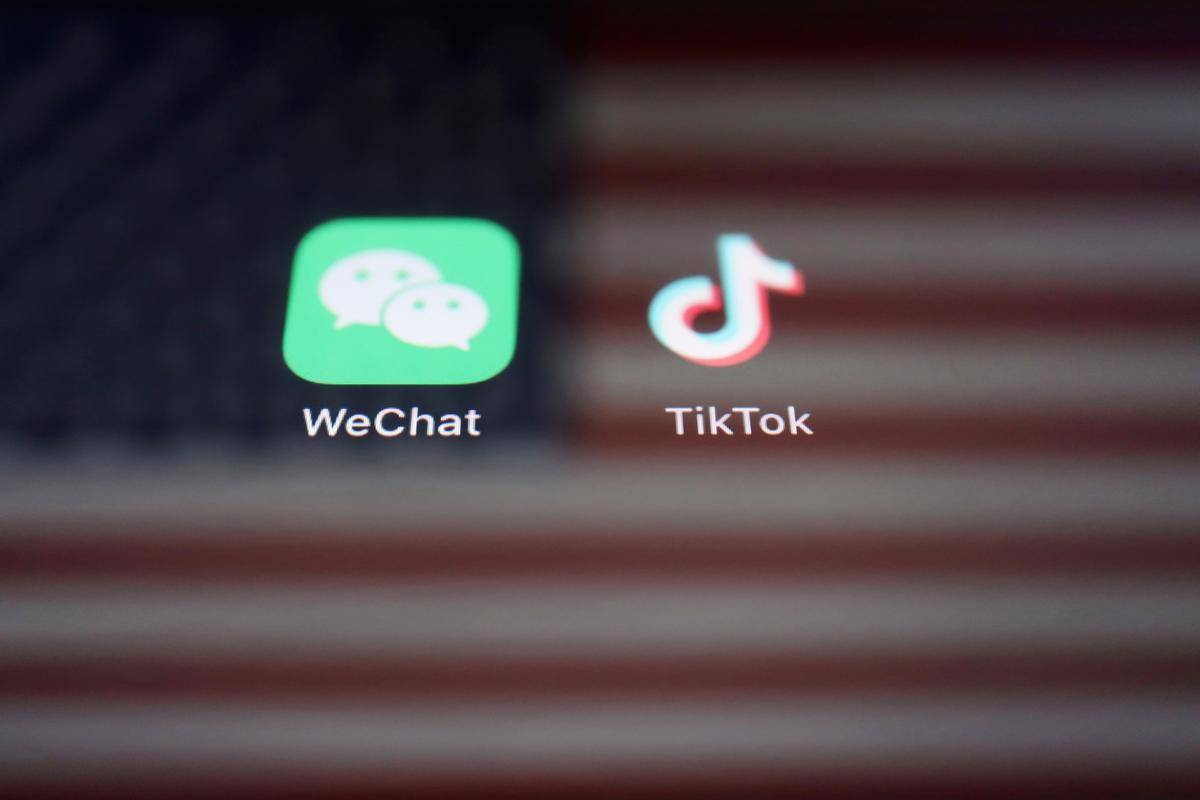 ZDA prepoveduje aplikaciji v kitajski lasti TikTok in WeChat. TikTok zbira ogromne količine podatkov, tudi o lokacijah uporabnikov, njihovih telefonih in celo kako tipkajo. A glede tega se TikTok ne razlikuje močno od drugih družbenih omrežij, kot je ameriški Facebook. Po svetu naj bi imel TikTok več kot 800 milijonov uporabnikov, 100 milijonov samo v ZDA. Foto: Reuters