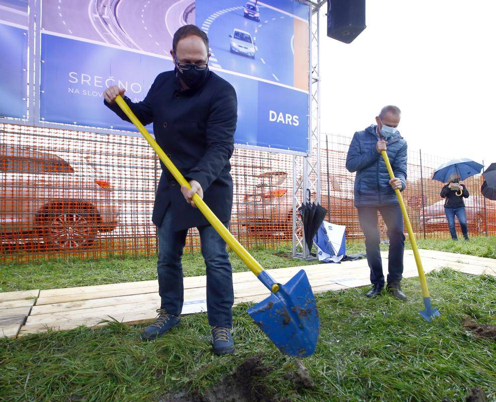 Minister Vrtovec si želi, da bi prihodnje leto zasadili prvo lopato tudi na južnem delu tretje razvojne osi. Foto: BoBo/Borut Živulović