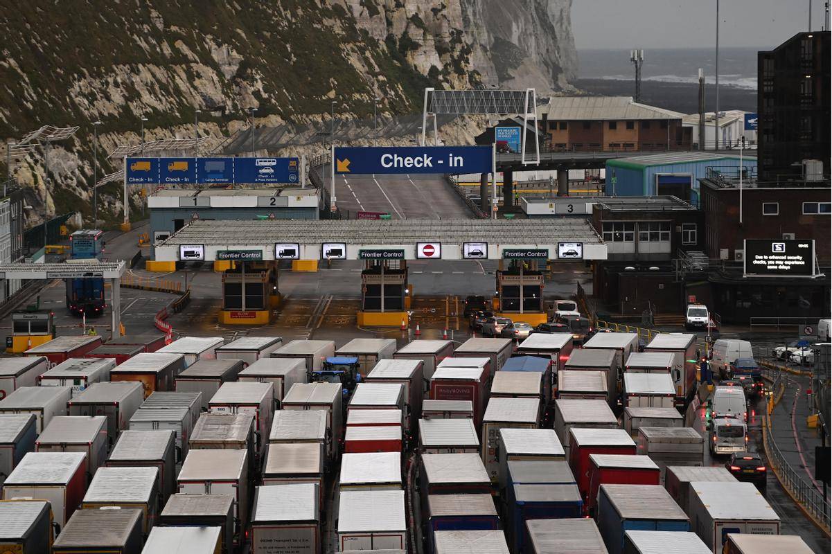 Trenutno sta zaprta tako pristanišče v Dovru kot železniški predor Eurotunnel. Foto: EPA