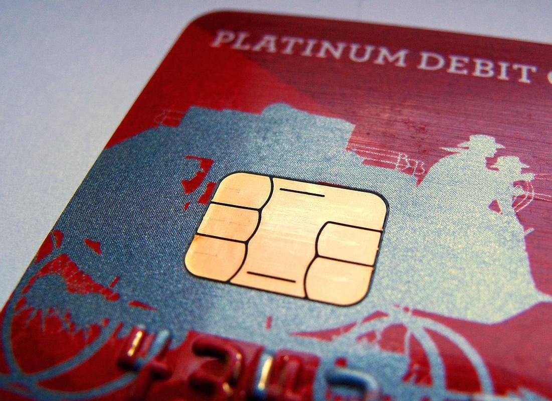 Pri plačilih na spletu je od danes obvezna uporaba dveh od treh varnostnih elementov, ki dokazujejo, da je plačnik imetnik plačilne kartice. Foto: Reuters