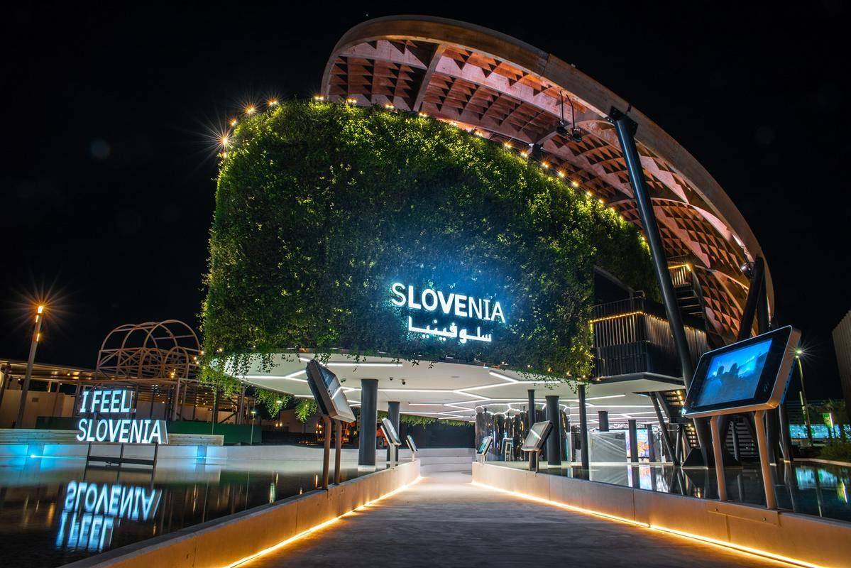 Slovenski paviljon na Expu 2020 – dogodek je kljub zamiku v letu 2021 zaradi epidemije obdržal prvotno ime – krasijo zeleno pročelje, streha, izdelana iz slovenskega lesa, in voda, ki ponazarja slovensko bogastvo z vodami. Foto: Facebook Slovenia at Expo