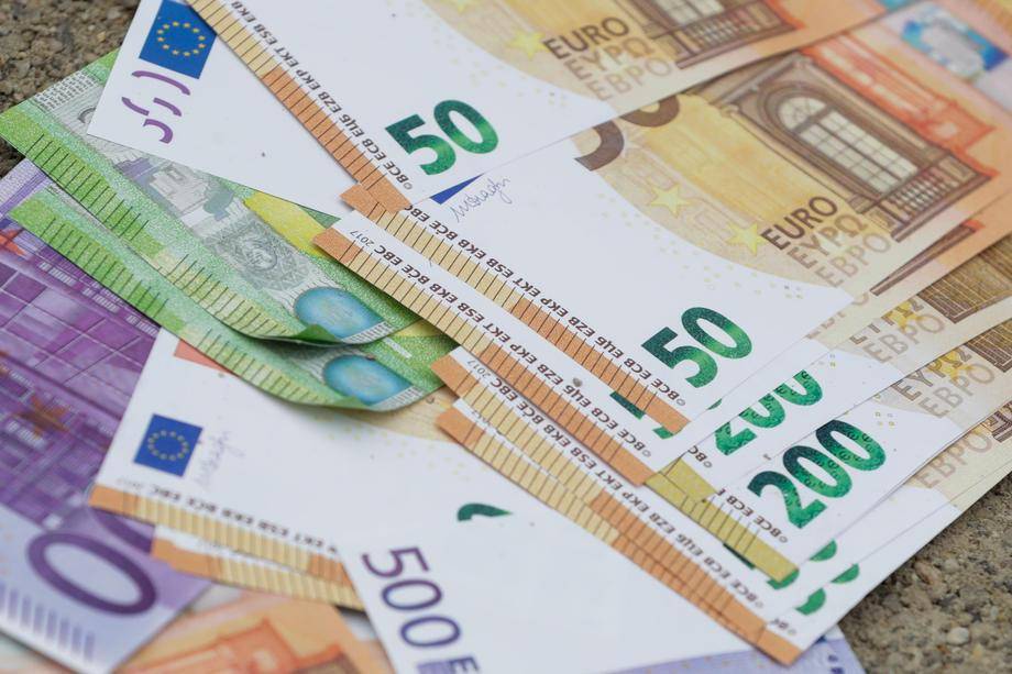 Slovenski bruto zunanji dolg je znašal konec lanskega leta 50,8 milijarde evrov. Foto: EPA