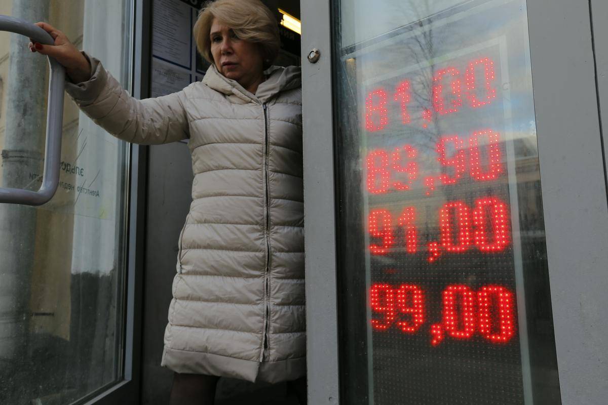 Rusi se pripravljajo na katastrofalni ponedeljek na trgih. Foto: AP