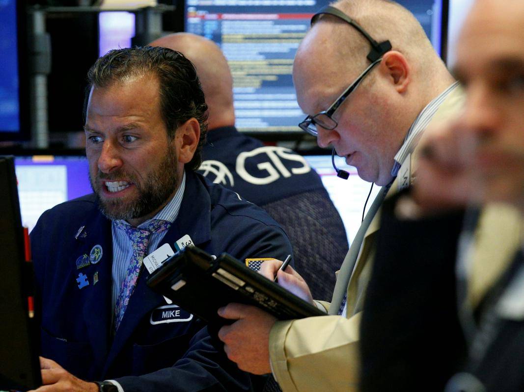Teden na Wall Streetu je bil drugič zapored negativen, Dow Jones se je znižal za 1,9 odstotka. V ospredju so geopolitične napetosti in ugibanja, kako močno bo Fed letos zaostroval denarno politiko. Fedov uradnik James Bullard vztrajno poziva k agresivnejšemu dviganju obrestnih mer, saj bi v nasprotnem primeru inflacija lahko ušla izpod nadzora. Foto: Reuters