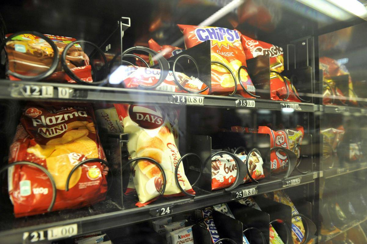 Ponudba hrane v avtomatih z vidika zdravja ni optimalna. Foto: BoBo