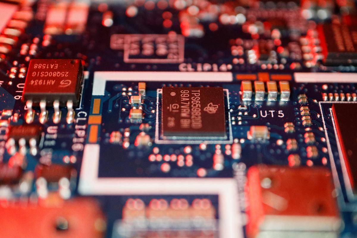 Veliki proizvajalci čipov bodo lažje prenesli pomanjkanje neona kot manjši, ki si niso uspeli narediti tolikšnih zalog. Foto: Reuters