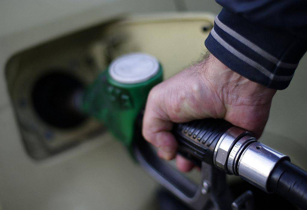 Obisk bencinske črpalke je po novem precej dražji kot zadnji mesec. Foto: Reuters