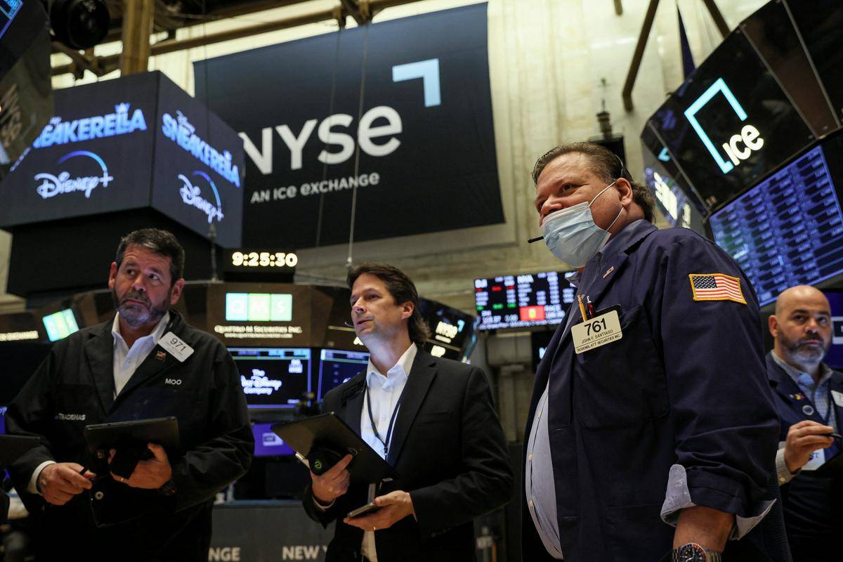 Newyorški indeks Dow Jones (32.654 točk) se je v četrtek znižal šestič zaporedoma, zdaj pa je vendarle opaziti odboj, a seveda je še prezgodaj trditi, da je najhuje mimo. Foto: Reuters