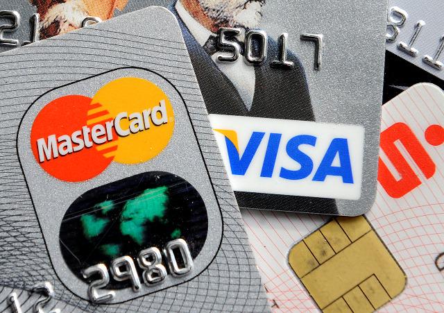 Na kaj je treba biti pozoren pri uporabi plačilnih kartic v tujini? Foto: MMC RTV SLO/AP