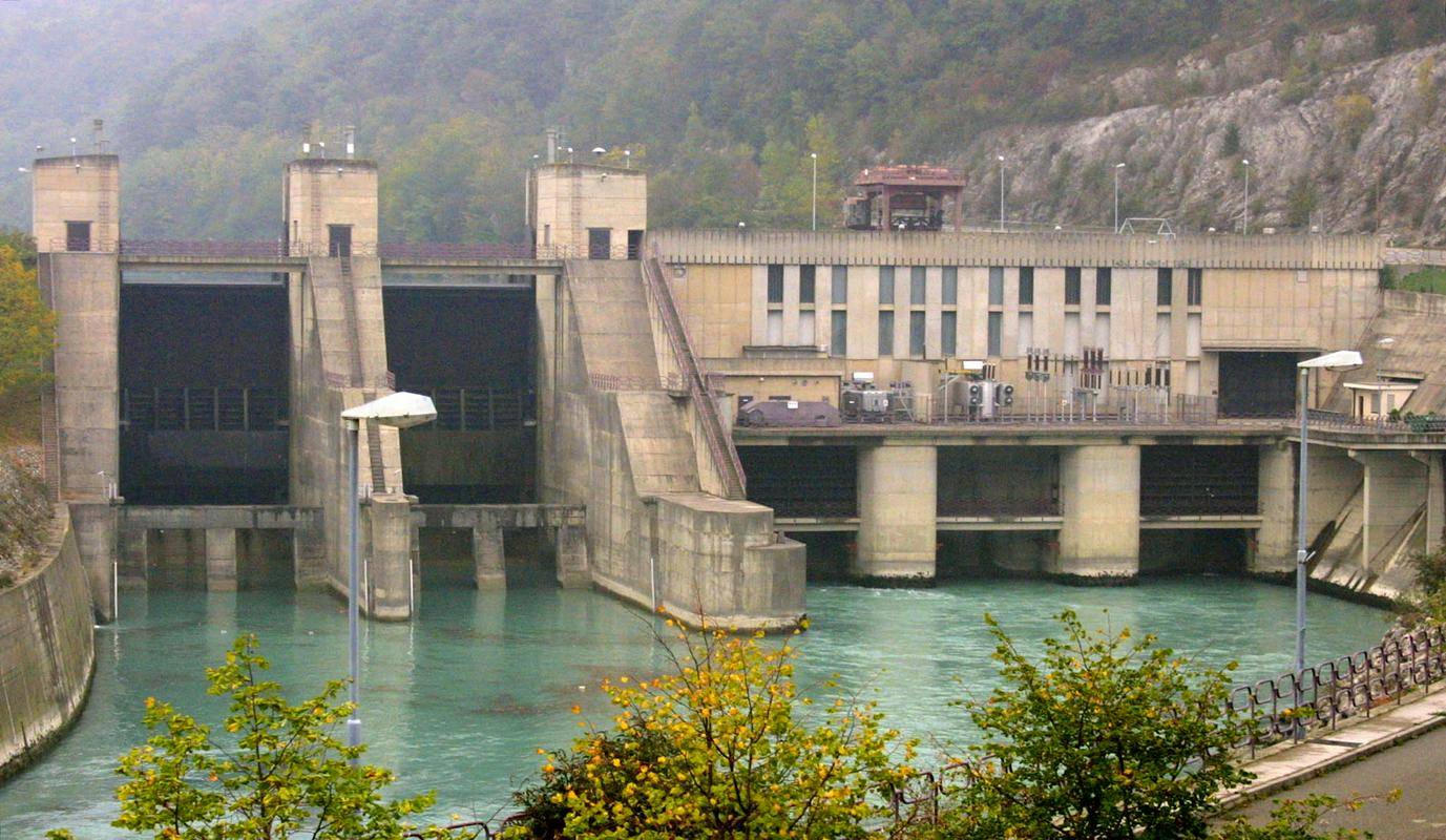 Hidroelektrarna Solkan je znova začela obratovati zjutraj, obratovanje agregatov pa se bo prilagajalo razpoložljivemu pretoku reke Soče, so sporočili iz družbe Soške elektrarne Nova Gorica. Foto: BoBo