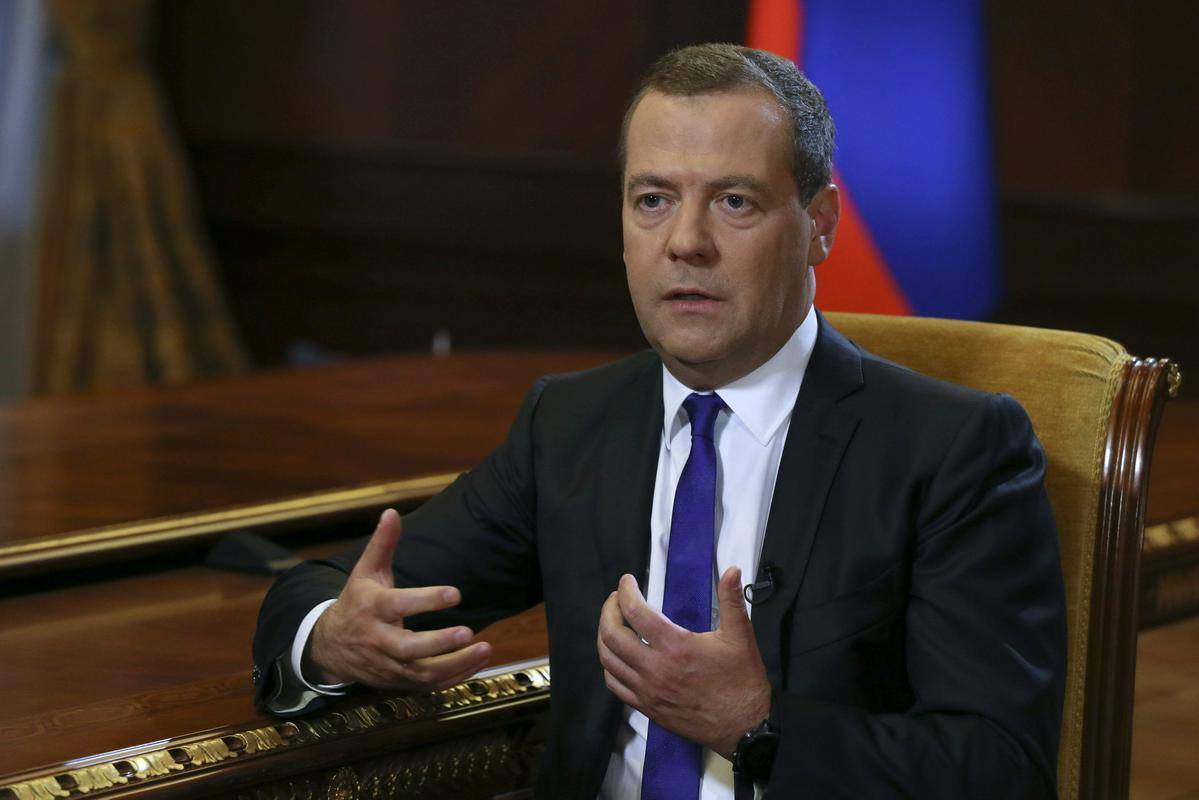Dmitrij Medvedjev je napovedal še dodatno zvišanje cen plina do konca leta. Foto: Reuters