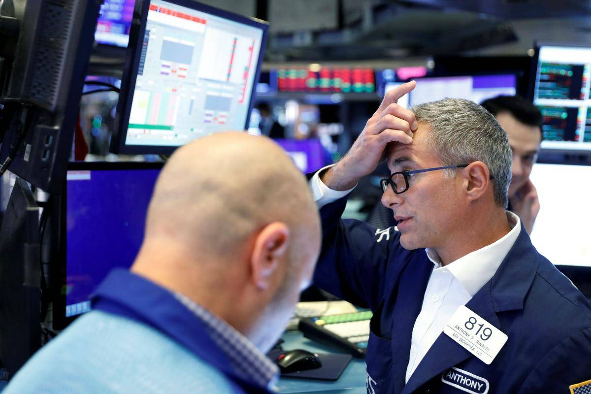 Tako kot teden prej so se v New Yorku tudi v zadnjih dneh pocenile predvsem tehnološke delnice. Nasdaq (v petek se je znižal šestič zapored) je v zadnjih treh tednih padel za 12 odstotkov. Vrednost indeksa strahu Vix pod 26 kaže, da vlagatelji niso ravno panični, so pa vsekakor zaskrbljeni. Toliko bolj, ker je tu september, ki velja za najbolj neprijazen mesec v zgodovini Wall Streeta. Foto: Reuters