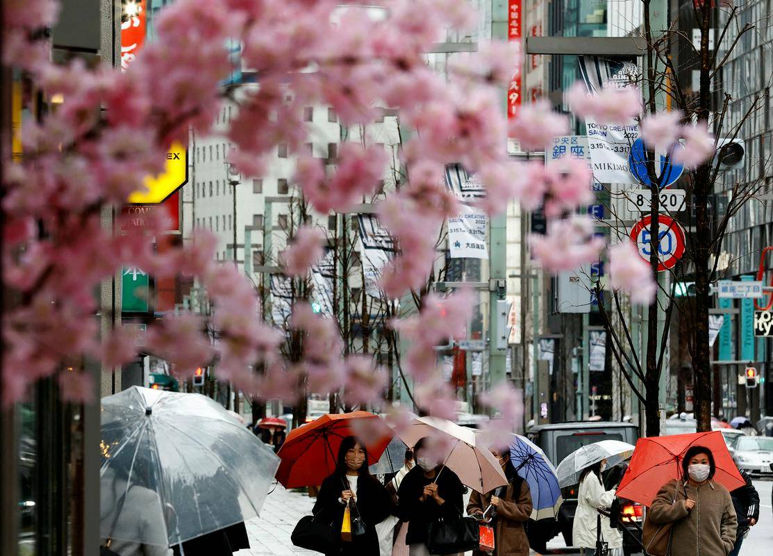 Čeprav maske na Japonskem niso obvezne, jih številni prebivalci še zmeraj nosijo tako zunaj kot v zaprtih prostorih, navaja časopis Japan Times. Foto: Reuters