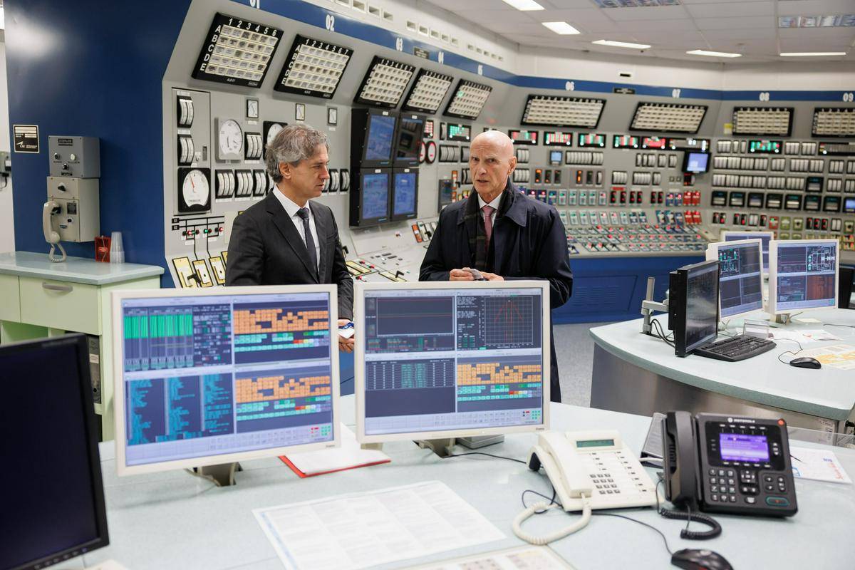 Premier Golob na obisku Nuklearne elektrarne Krško s predsednikom uprave Stanislavom Rožmanom. Foto: Twitter/Vlada RS
