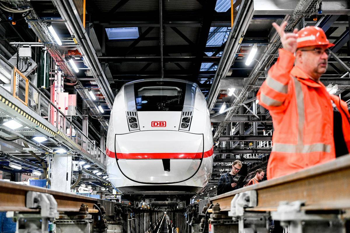 Decembra lani je Deutsche Bahn po petih letih gradnje odprl razširjeno pokrito halo za vzdrževanje vlakov v Rummelsburgu pri Berlinu. Foto: EPA