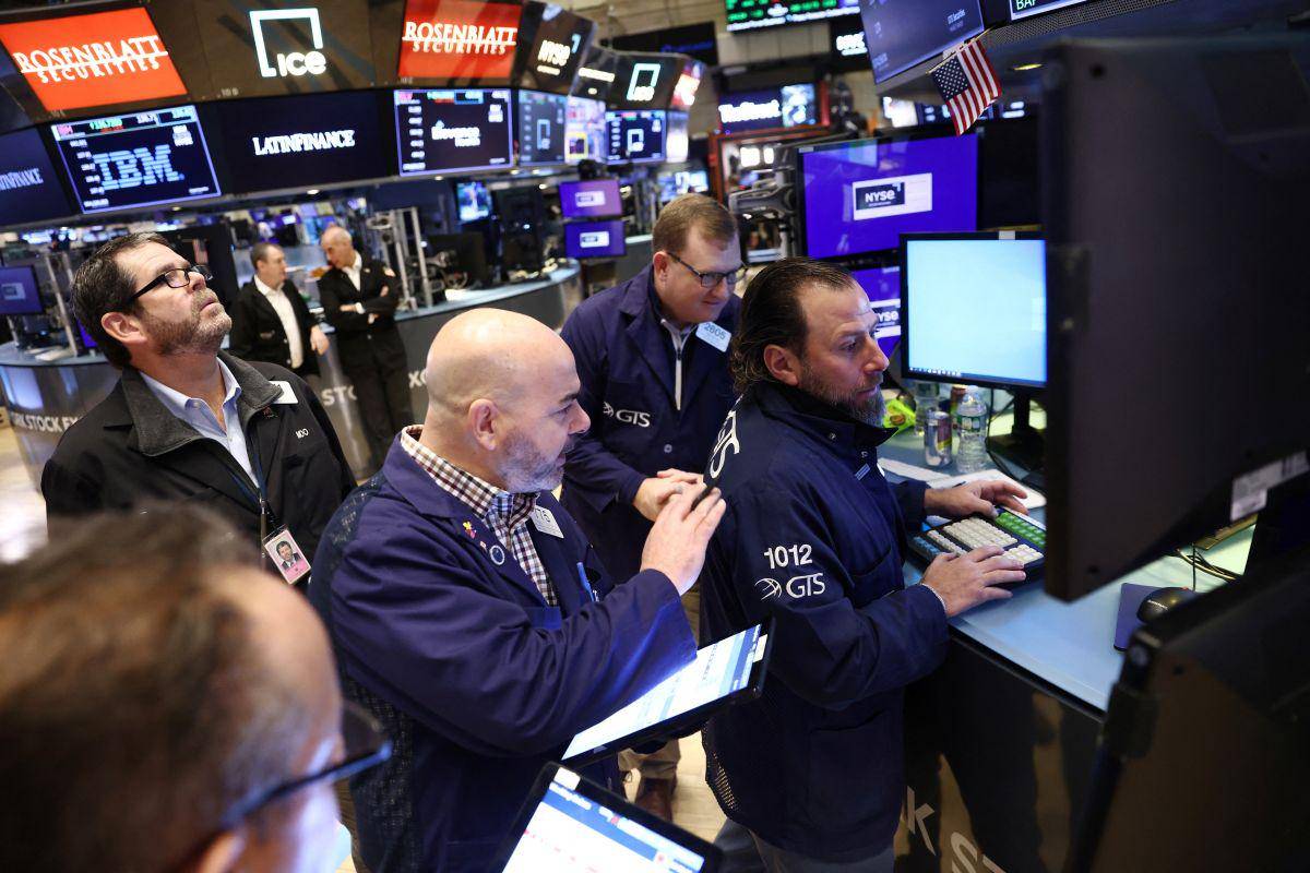 Optimizem, ki je delniške trge zajel v prvih petih tednih leta 2023, je splahnel. Dow Jones je že nižje kot na začetku leta. Foto: Reuters