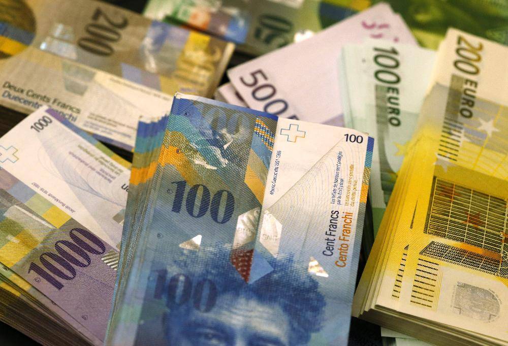 Švicarski franki in evri. Foto: Reuters