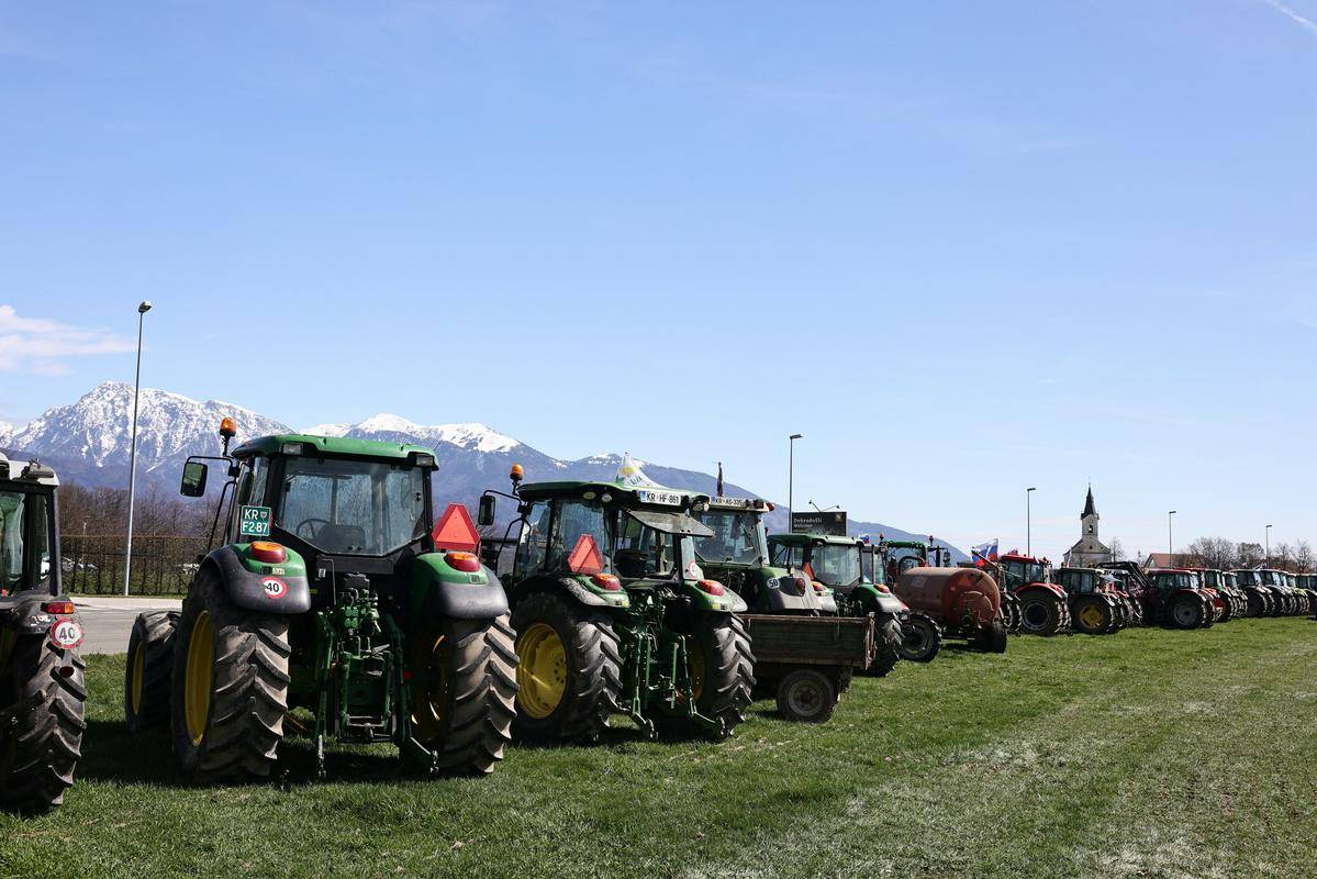 Kmetje so tudi tokrat s traktorji in transparenti izrazili svojo nejevoljo in dali politiki jasen signal, da jim je treba prisluhniti. Foto: BoBo / Luka Dakskobler