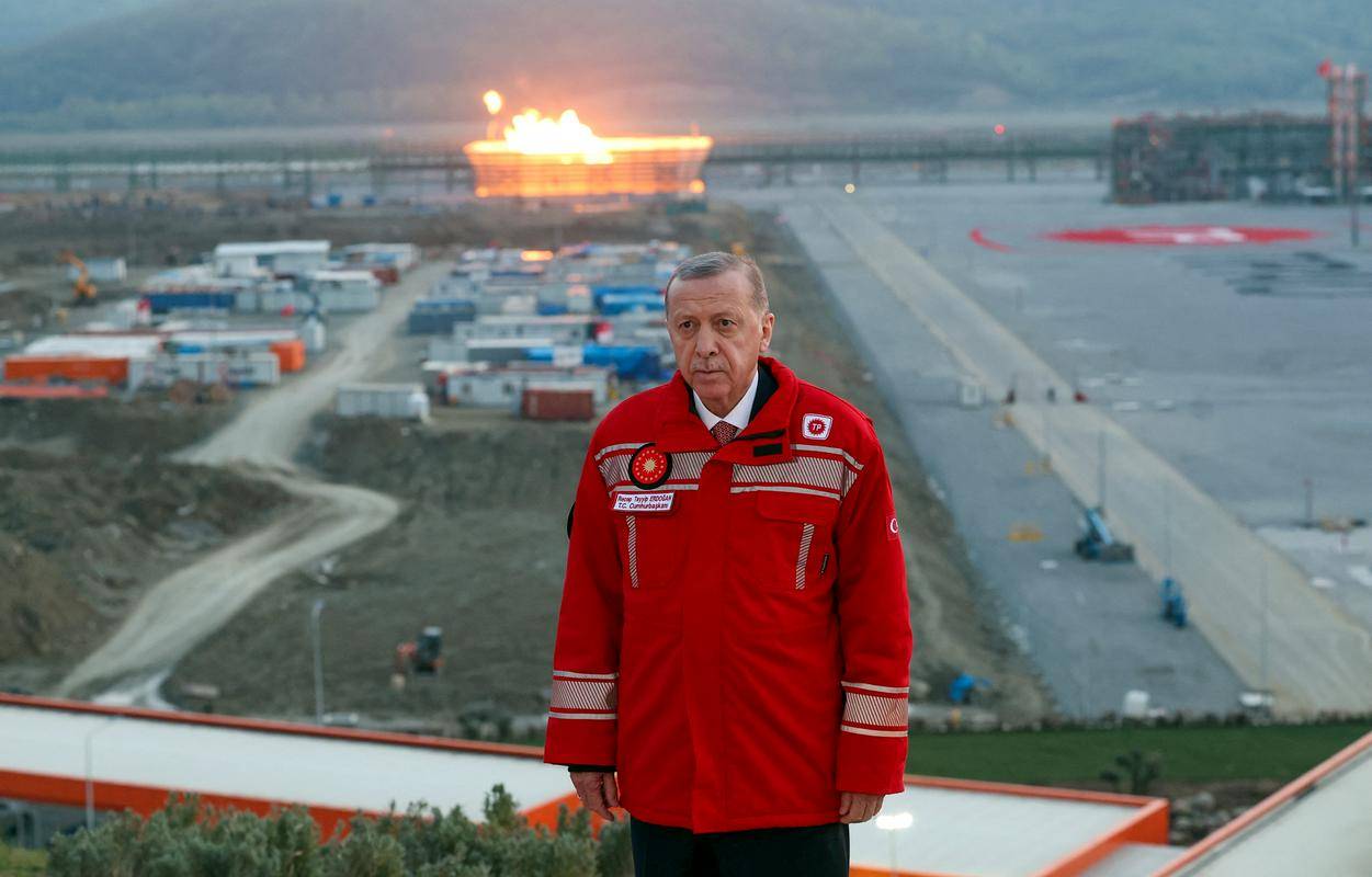 Erdogan si skuša z odpiranjem velikih projektov znova pridobiti podporo pred majskimi predsedniškimi in parlamentarnimi volitvami. Foto: Reuters