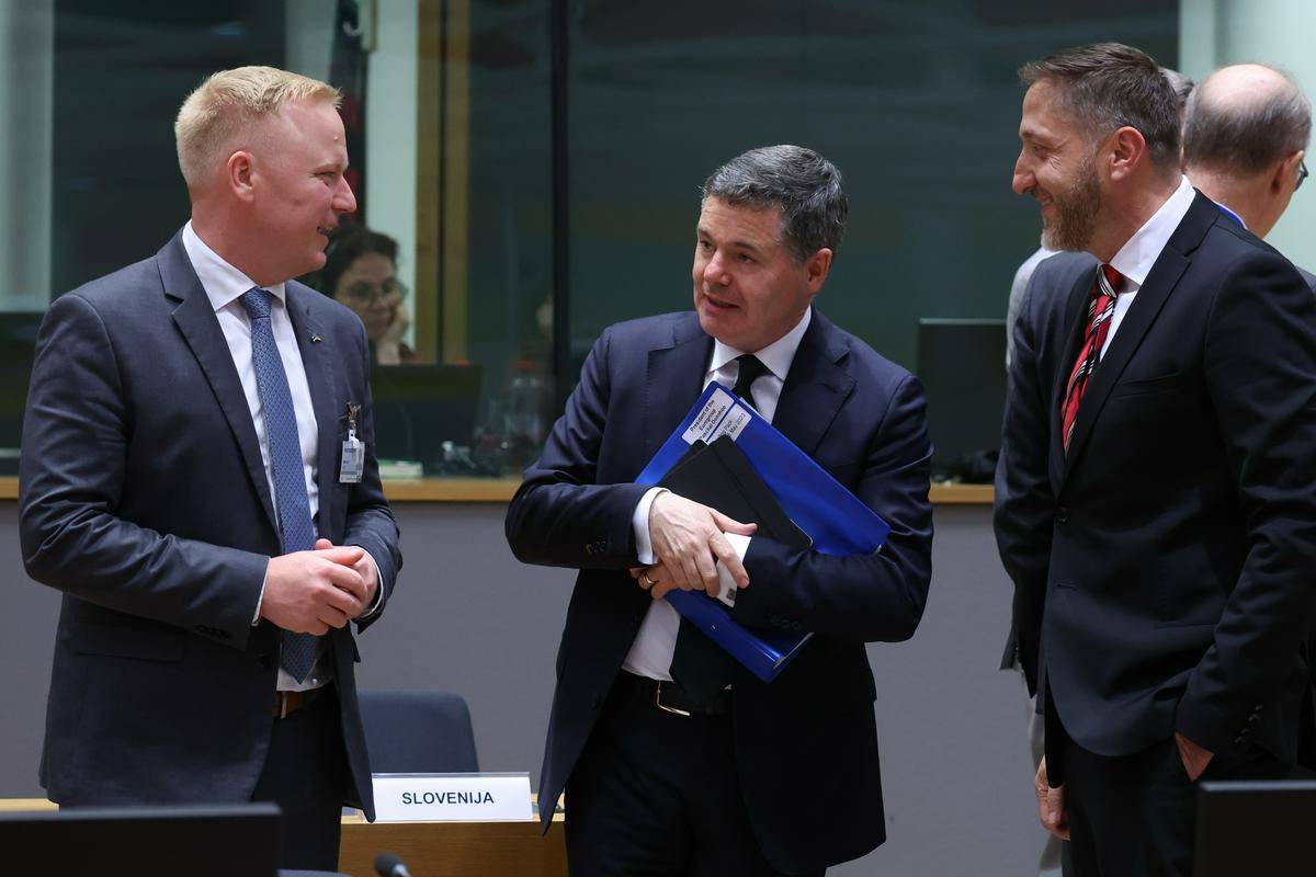 Estonski finančni minister Mart Vorklaev (levo), irski finančni minister Paschal Donohoe in Klemen Boštjančič (desno) na zasedanju ministrov evroskupine. Foto: EPA