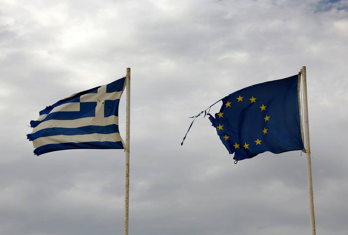 Zadnja finančna kriza leta 2008 je Grčijo pahnila v stečaj, reševal jo je celoten EU. Slovenija si ne sme dovoliti tveganja, da bi se kaj takšnega lahko zgodilo nam, opozarjata MMC-jeva sogovornika. Foto: Reuters