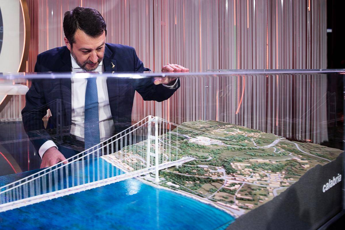 Salvini z maketo mostu, za katerega upa, da bo njegova zapuščina. Foto: EPA