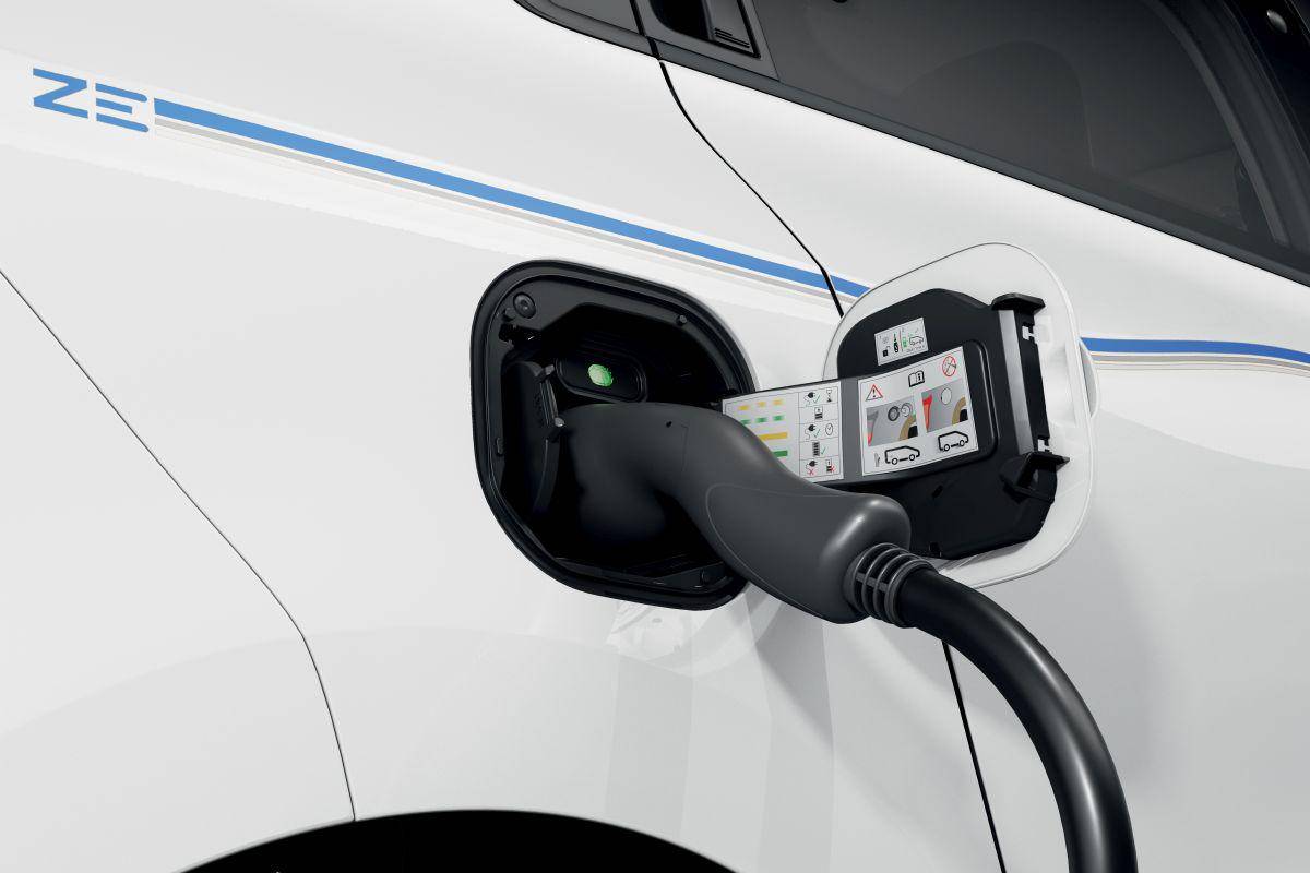 Eko sklad bo za nakupe električnih vozil namenil 8,5 milijona evrov nepovratnih sredstev. Foto: MMC RTV SLO/Renault