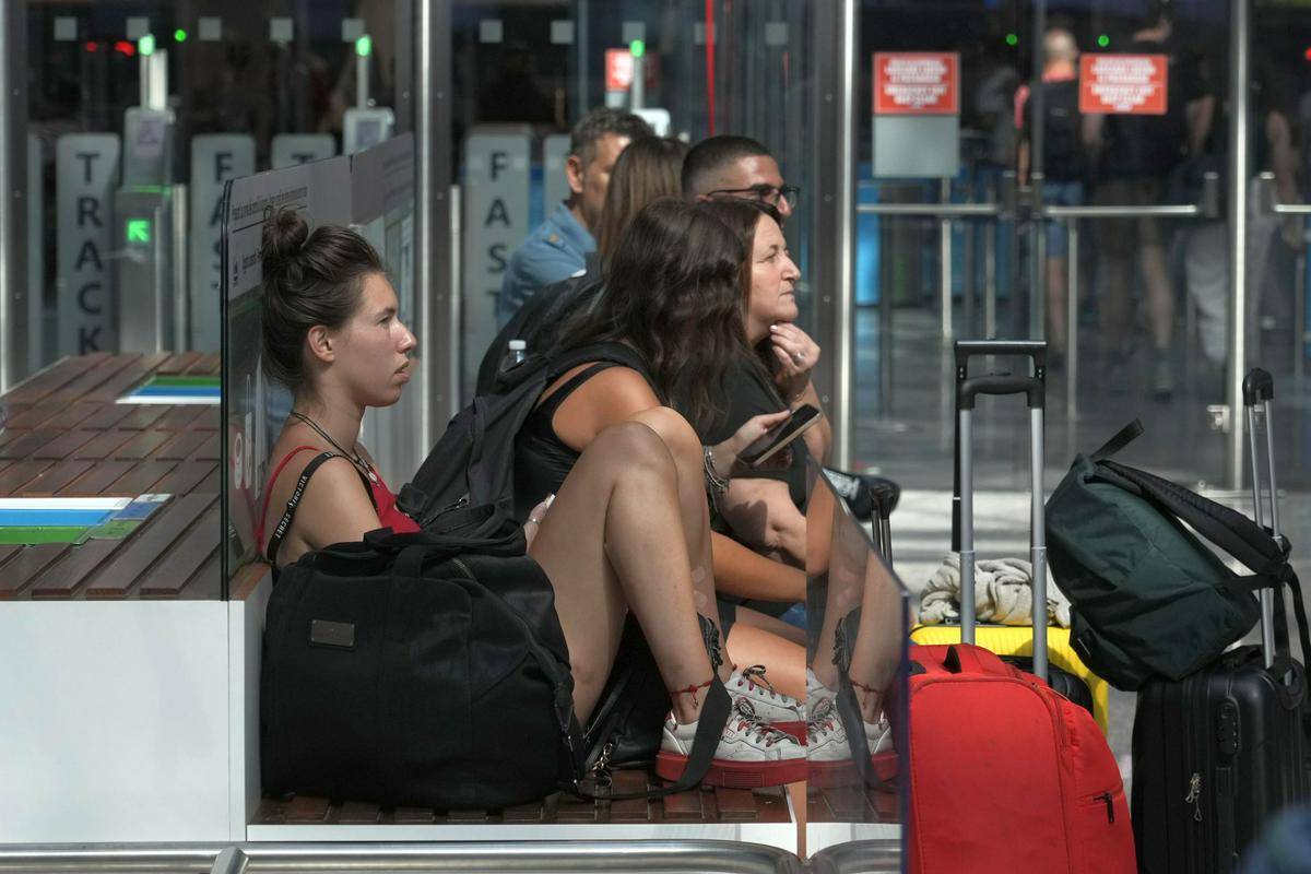 V Italiji je bilo zaradi stavke prizadetih približno 250.000 potnikov. Foto: AP