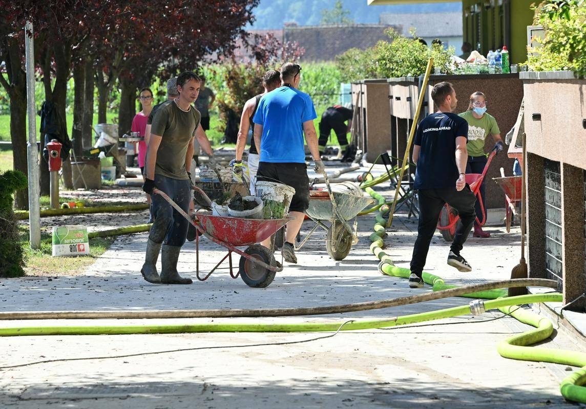 Pomoč v Mostah pri Komendi. Foto: BoBo/Žiga Živulović jr.