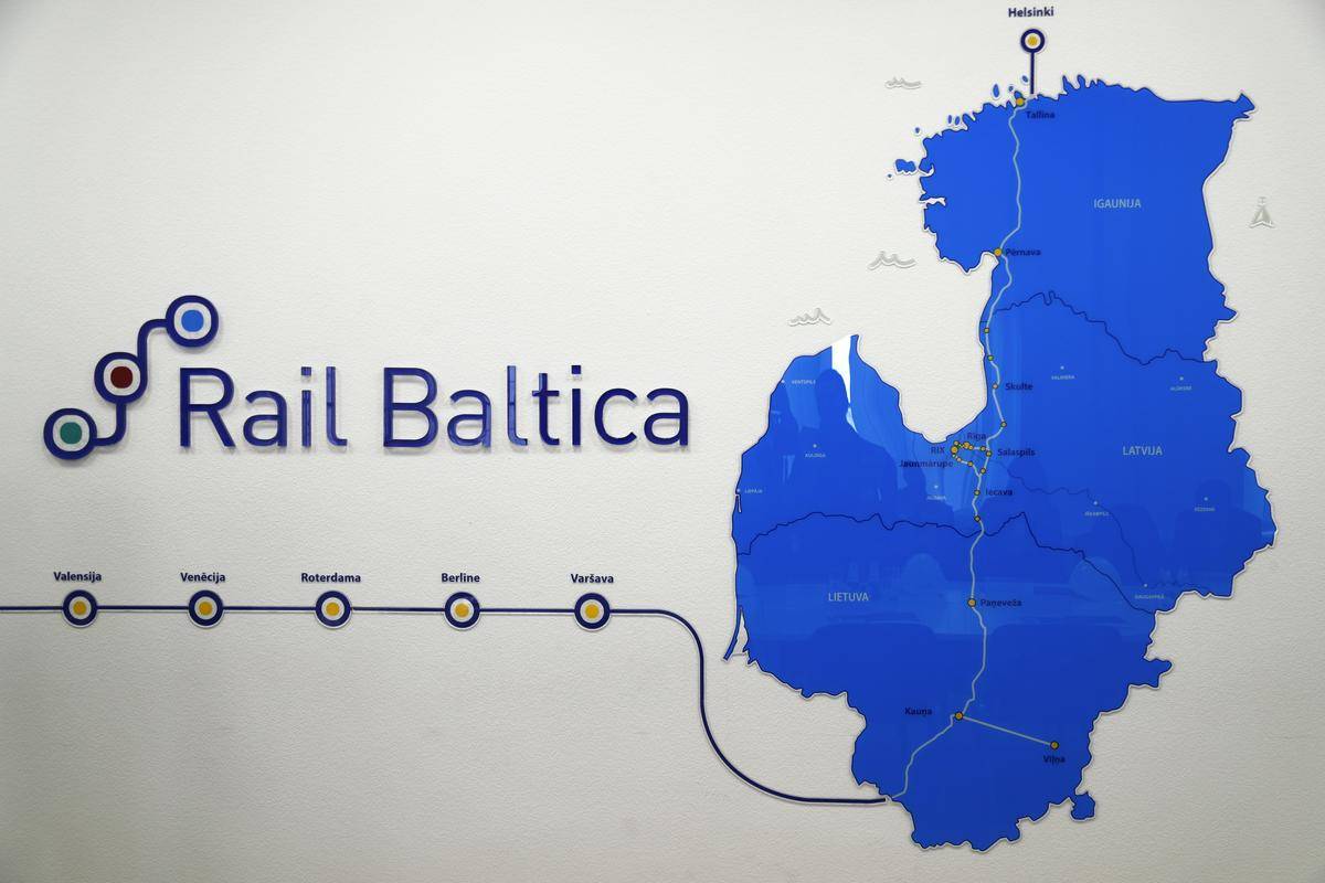 Rail Baltica bo imela 213 kilometrov v Estoniji, 265 v Latviji in največji del v Litvi, kjer bo dolga 392 kilometrov. Foto: EPA