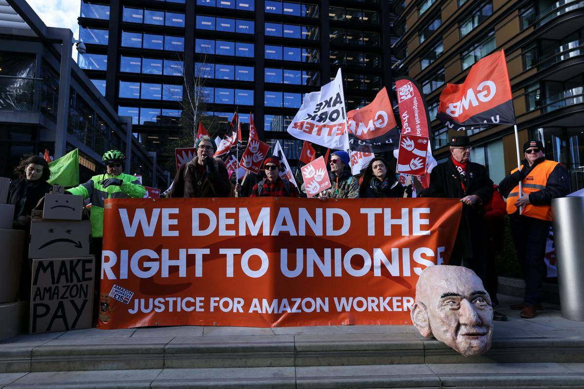 Protest pred sedežem Amazona v Londonu. Foto: Reuters