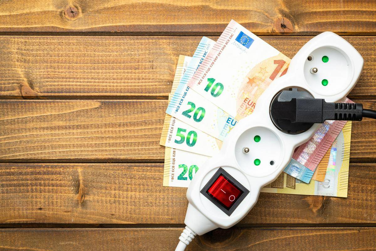 Cene elektrike dušijo konkurenčnost slovenskega gospodarstva. Foto: Shutterstock