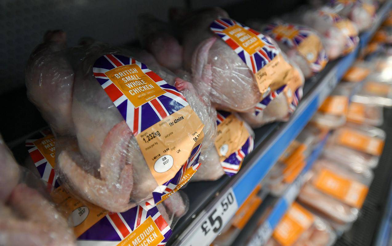 Britanski trgovci pravijo, da potrošnikom ponujajo vse vrste piščancev iz različnih rej, tako organske in proste reje. Foto: EPA