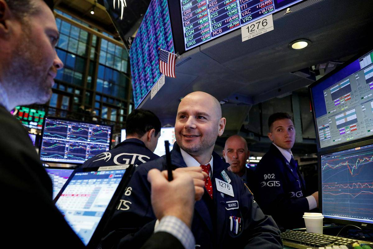 V New Yorku se vodilni indeksi približujejo rekordnim vrednostim. Indeks S & P 500 je novembra poskočil za devet odstotkov, Nasdaq celo za 10,7 odstotka. V obeh primerih je to najvišja (mesečna) rast po juliju 2022. Trenutno se s kar 60 odstotki delnic v indeksu S & P 500 trguje nad 200-dnevnim drsečim povprečjem. Foto: Reuters