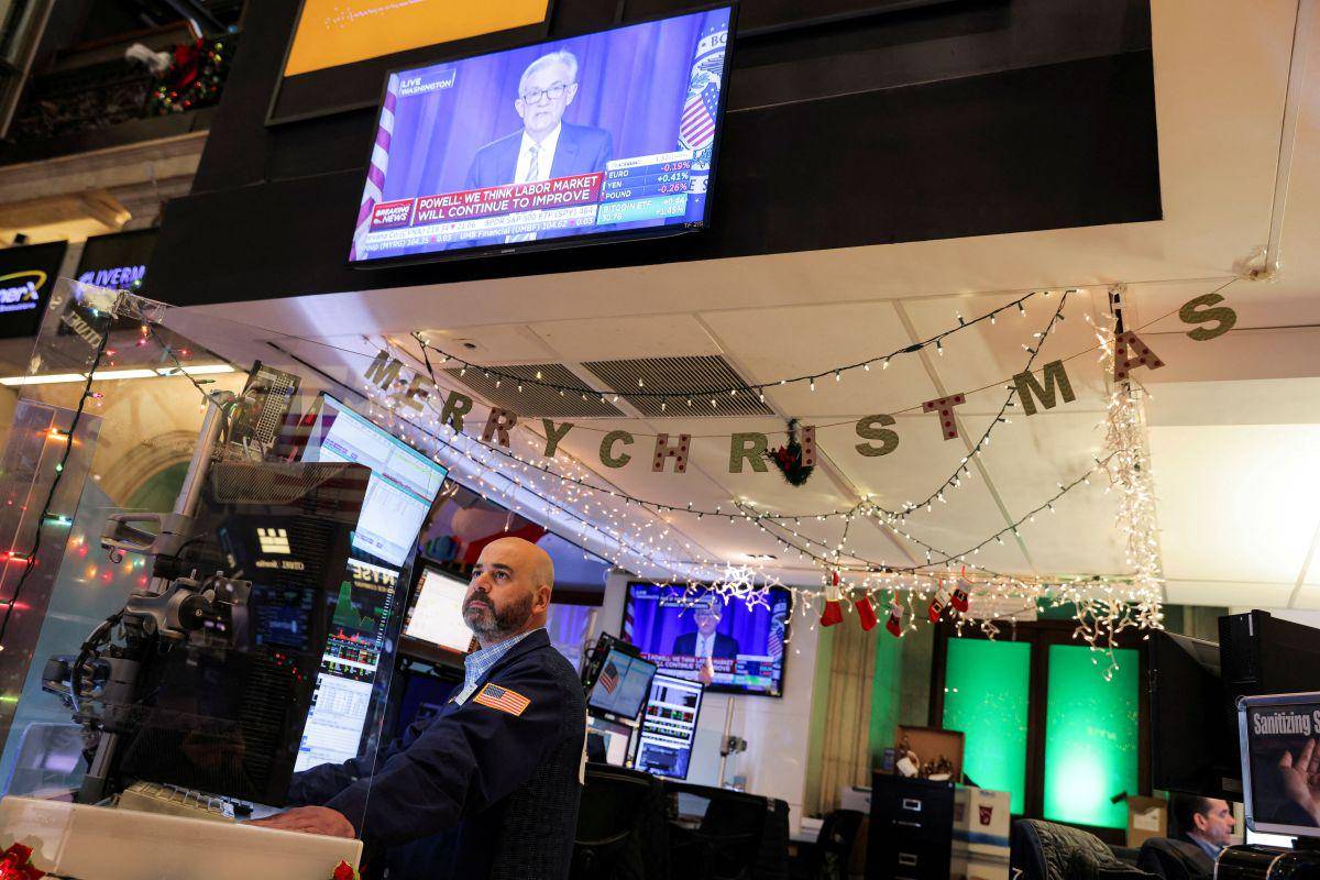 Tako kot lani je tudi letos pričakovati, da bodo na Wall Streetu oči borznikov uprte predvsem v poteze ameriške centralne banke oziroma v guvernerja Jeroma Powlla. Fed se bo letos prvič sestal konec januarja, a bo skoraj zagotovo obrestna mera ostala nespremenjena (v območju med 5,25 in 5,50 odstotka). Prve reze bi lahko videli na marčevski seji. Foto: Reuters