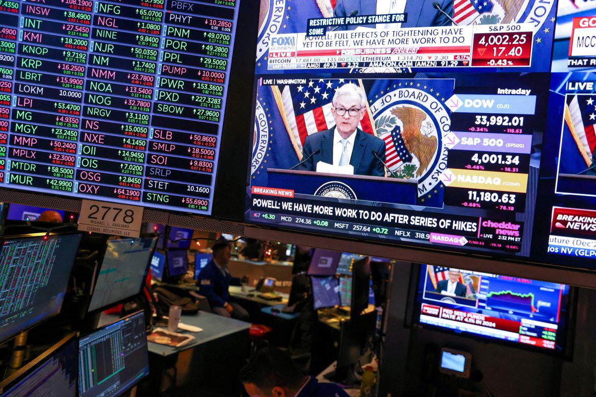 Pogledi vlagateljev so usmerjeni v guvernerja Feda Jeroma Powlla, ki bo na novinarski konferenci sporočil odločitev glede obrestnih mer. Ekonomisti napovedujejo, da bo Fed letos obrestno mero Fed funds, ki je trenutno na ravni med 5,25 in 5,50 odstotka, znižal petkrat ali šestkrat, skupaj za 1,25 ali 1,50 odstotne točke. Foto: Reuters