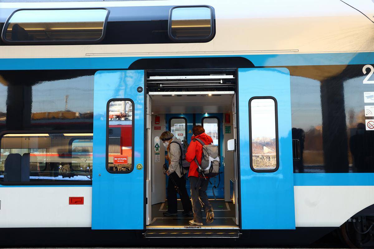 Številne nove potnike so med drugim privabili z 52 novimi garniturami vlakov. Foto: BoBo