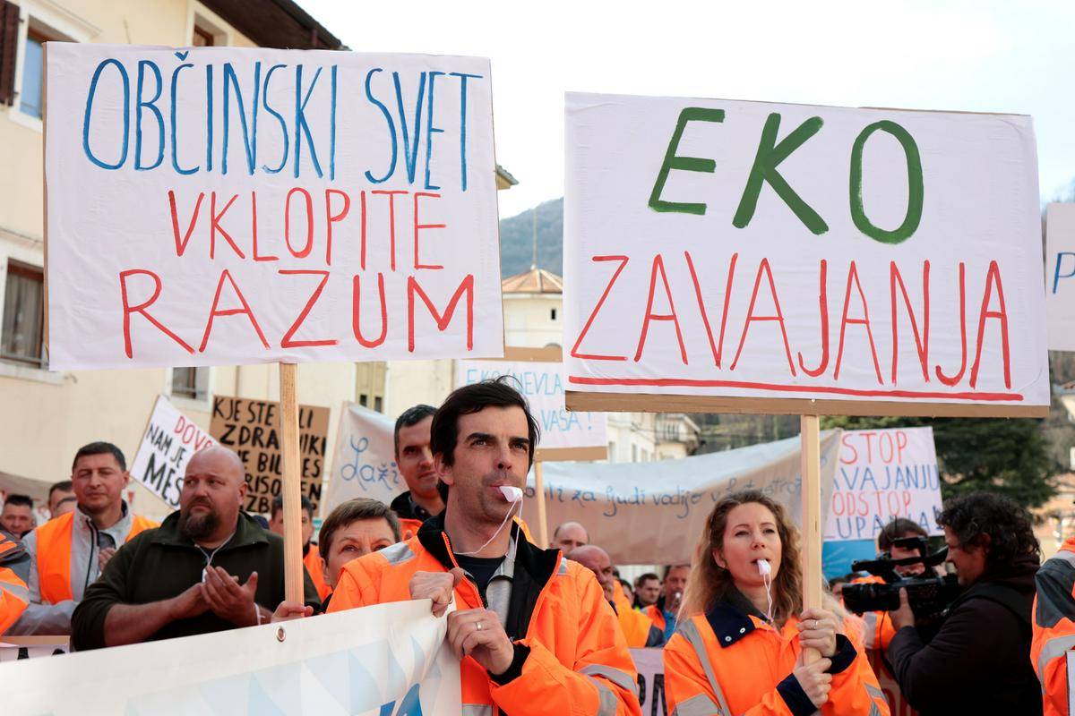 Protestniki so izrazili bojazen, da bo spremenjen okoljski zakon uničil cementarno. Foto: BoBo