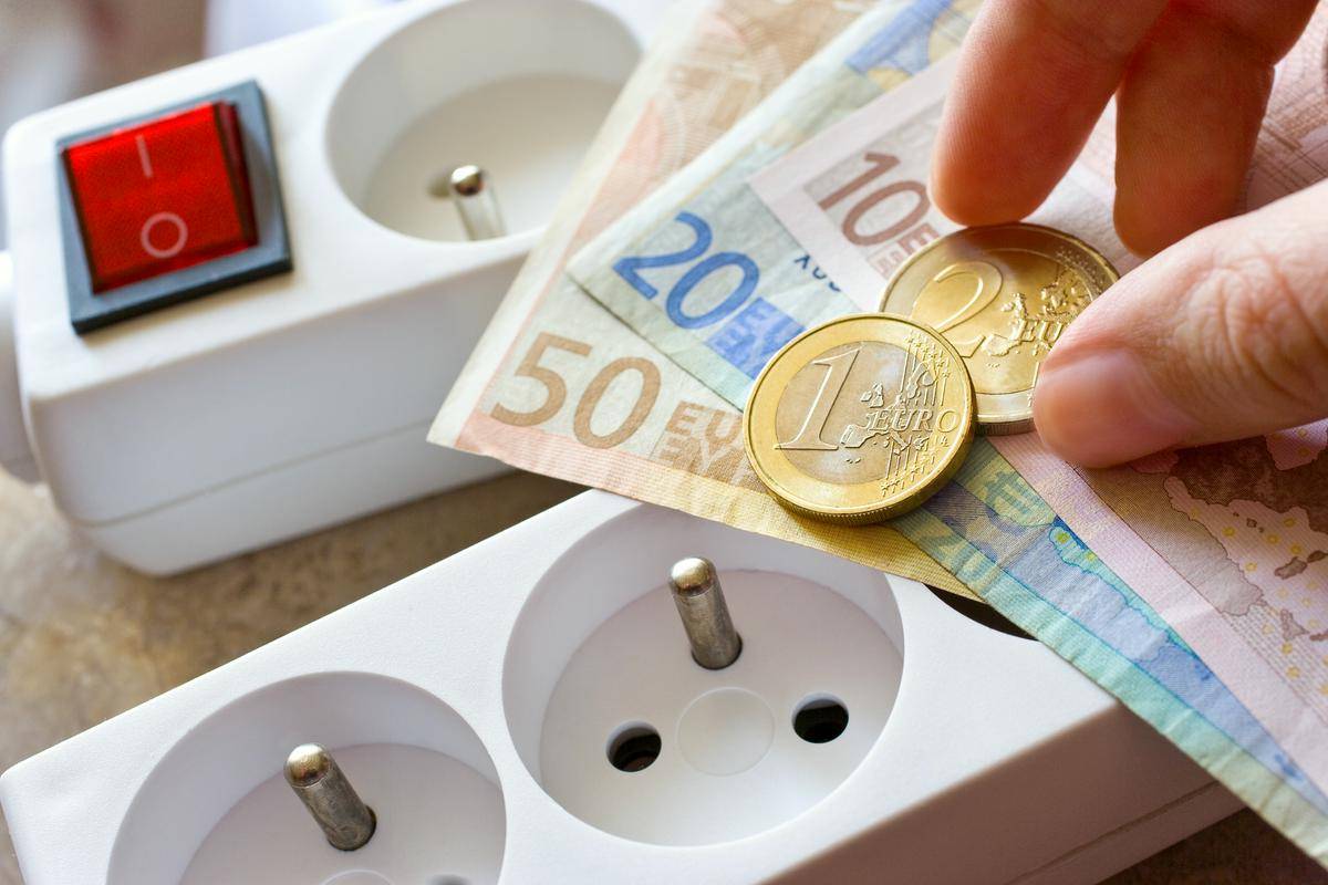 Cene elektrike so bile v drugi polovici leta 2023 v Sloveniji za gospodinjstva precej nižje od povprečja EU-ja, za druge odjemalce pa tik nad povprečjem cen v EU-ju. Foto: Shutterstock