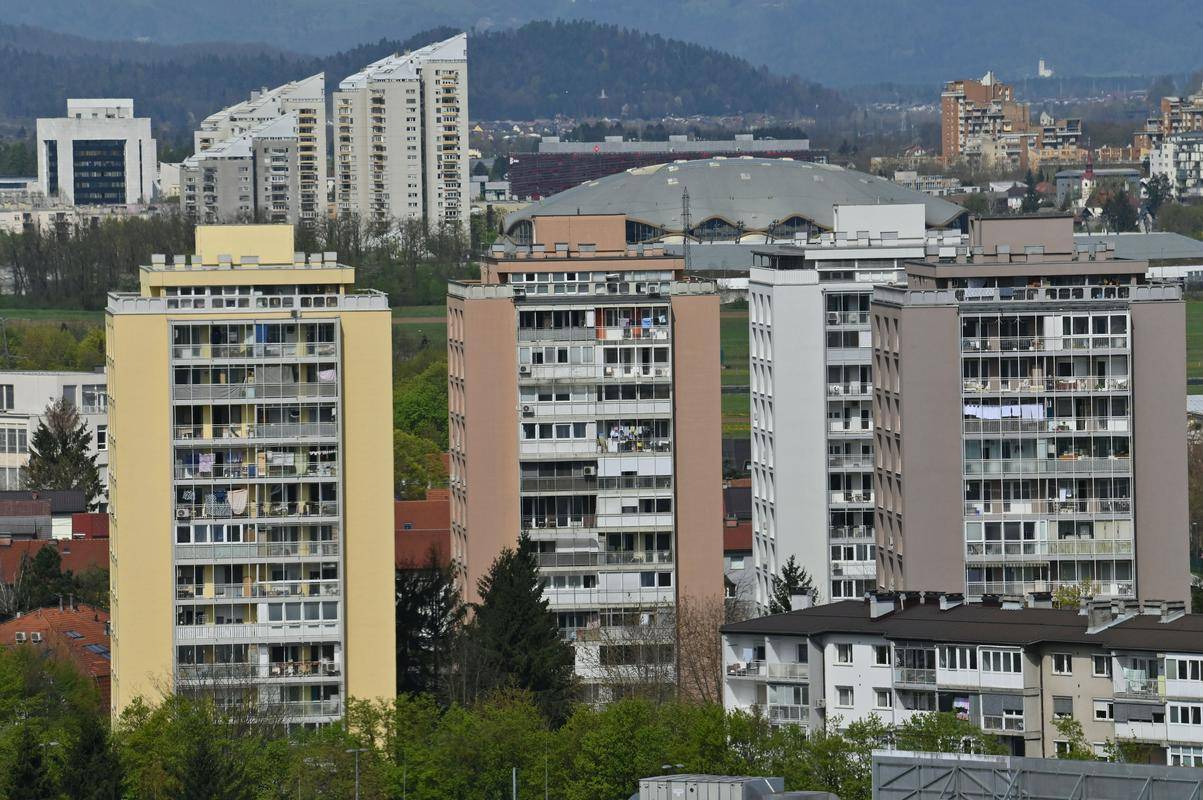 Število kupoprodajnih poslov na nepremičninskem trgu je v letu 2023 upadlo, a cene so vseeno rasle še naprej. Foto: BoBo