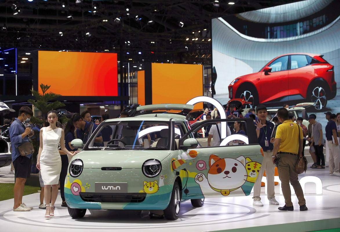 Kitajski proizvajalci skoraj povsem prevladujejo predvsem na trgu manjših in cenovno dostopnejših električnih avtomobilov. Foto: Reuters