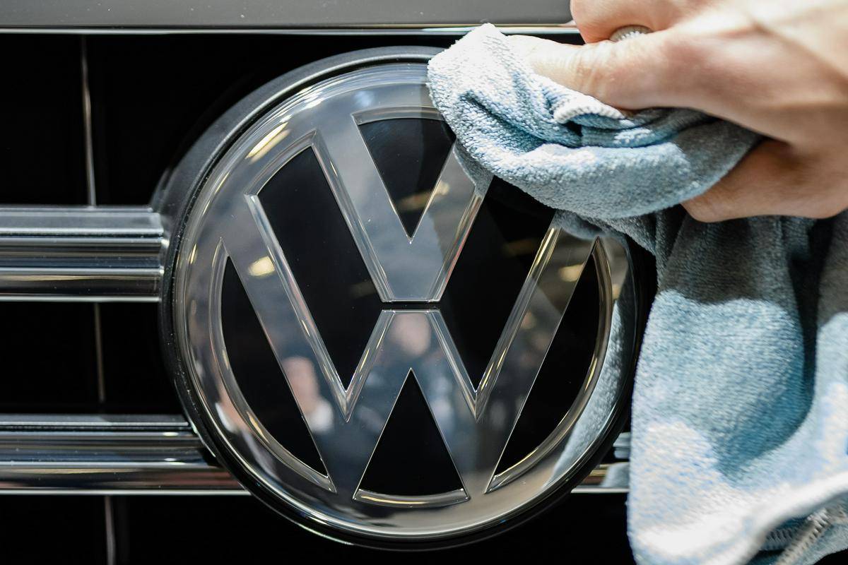 Volkswagen krči stroške za deset milijard evrov, v veliko dobaviteljskih podjetjih so najavili prestrukturiranje. Konkurenca iz tujine sili k prodaji cenejših e-vozil. Foto: EPA