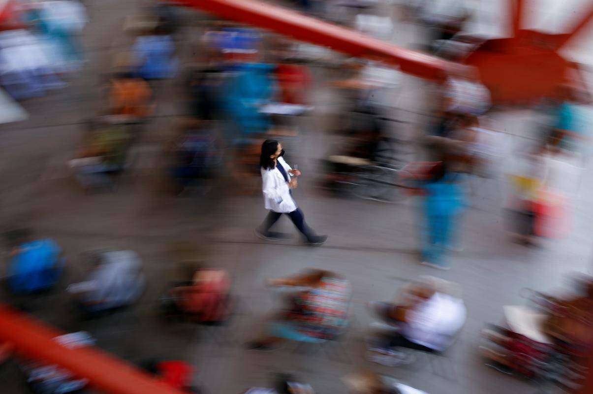 Med razlogi vprašanih o tem, zakaj raje delajo v domovini, je na prvem mestu nezmožnost, da bi v tujino pripeljali tudi družinske člane ali življenjskega partnerja, na drugem mestu je jezikovna bariera, tretje mesto pa si delijo navezanost na domačo državo in stroški selitve. Foto: Reuters